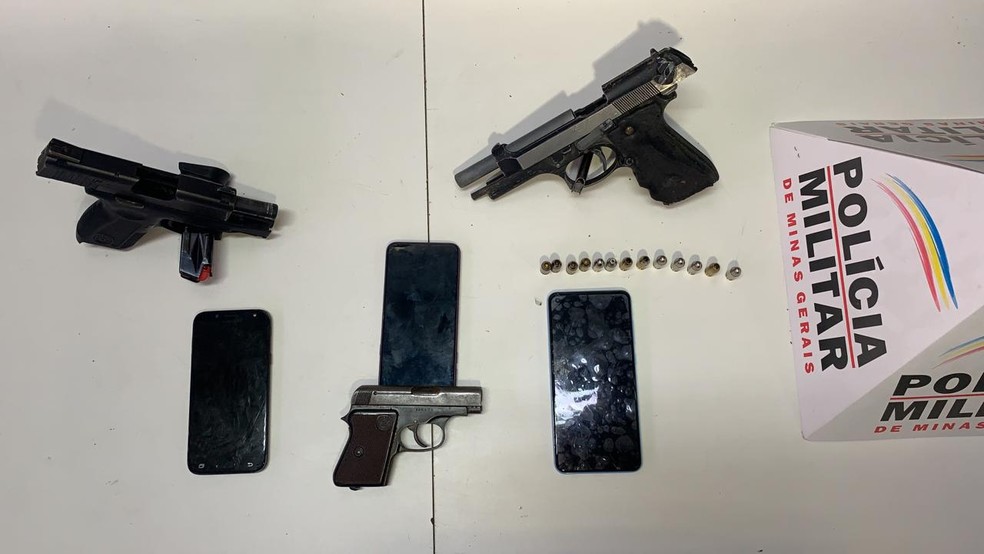 Materiais apreendidos com os suspeitos.  — Foto: Herbert Cabral/TV Globo