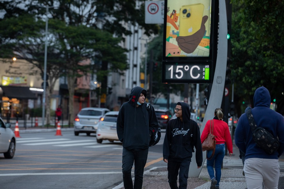 Pedestres enfrentam sexta-feira fria neste feriado de Tiradentes na Zona Sul da capital paulista &mdash; Foto:  Bruno Rocha/Estad&atilde;o Conte&uacute;do
