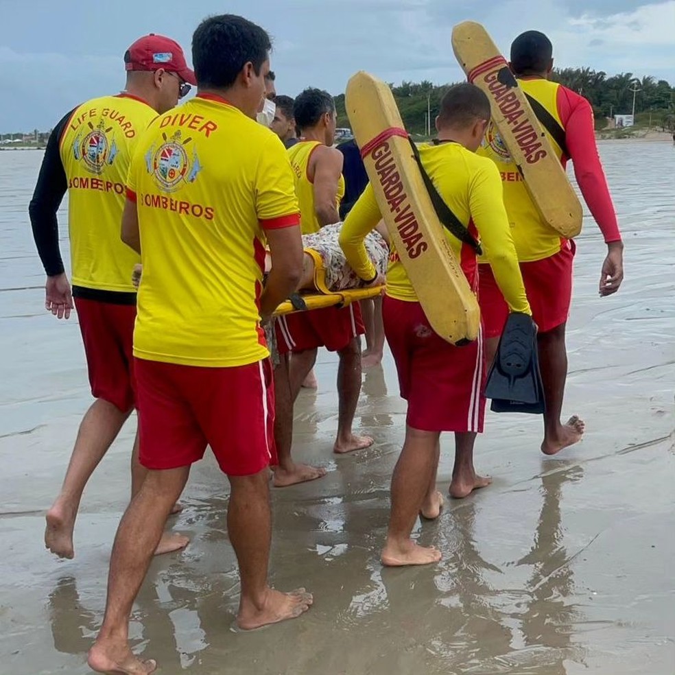 Grupo de adolescentes é resgatado na praia do Calhau, em São Luís, após afogamento — Foto: Divulgação/CBMMA