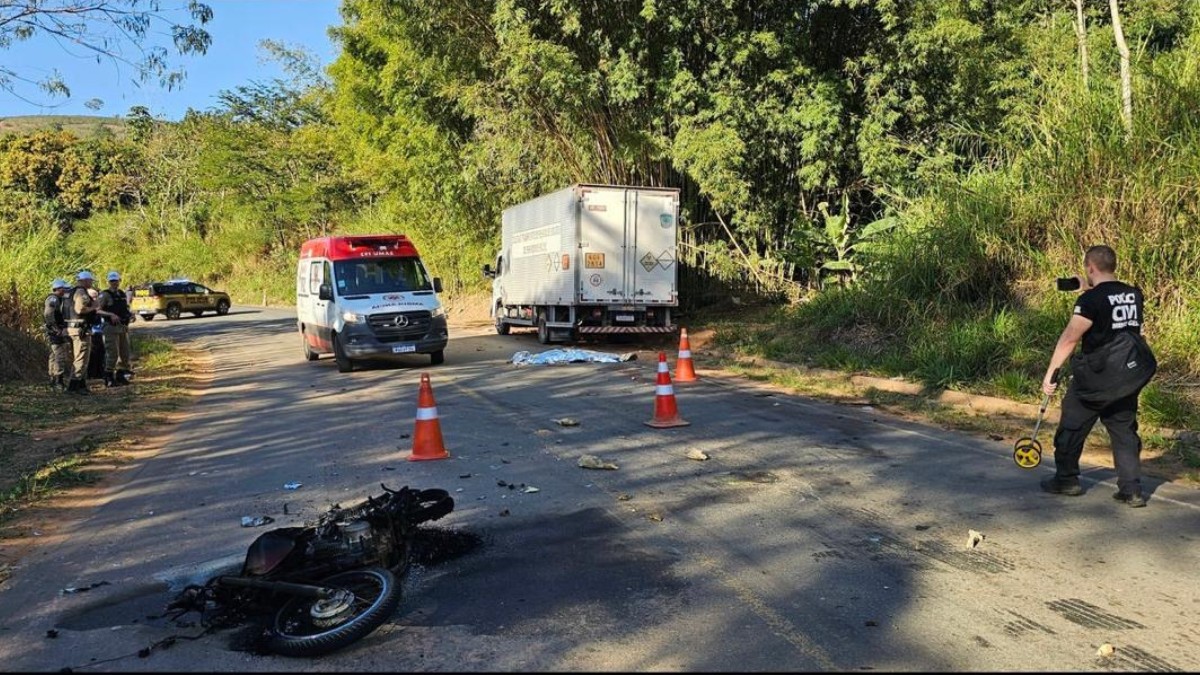 Adolescente morre após cair de moto e ser atropelado por caminhão na MG-108 em Manhumirim