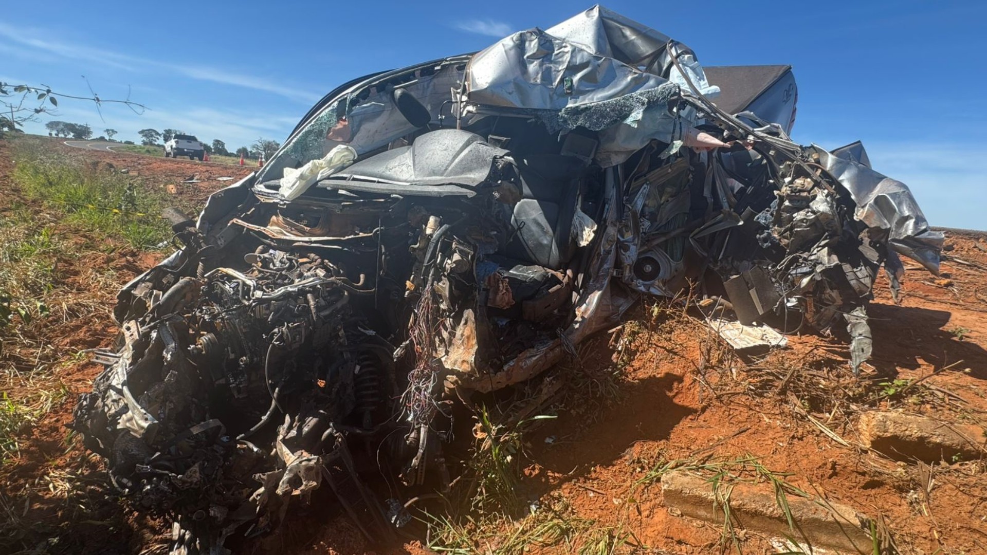 Caminhonete fica destruída e motorista morre após batida com caminhão em Inocência