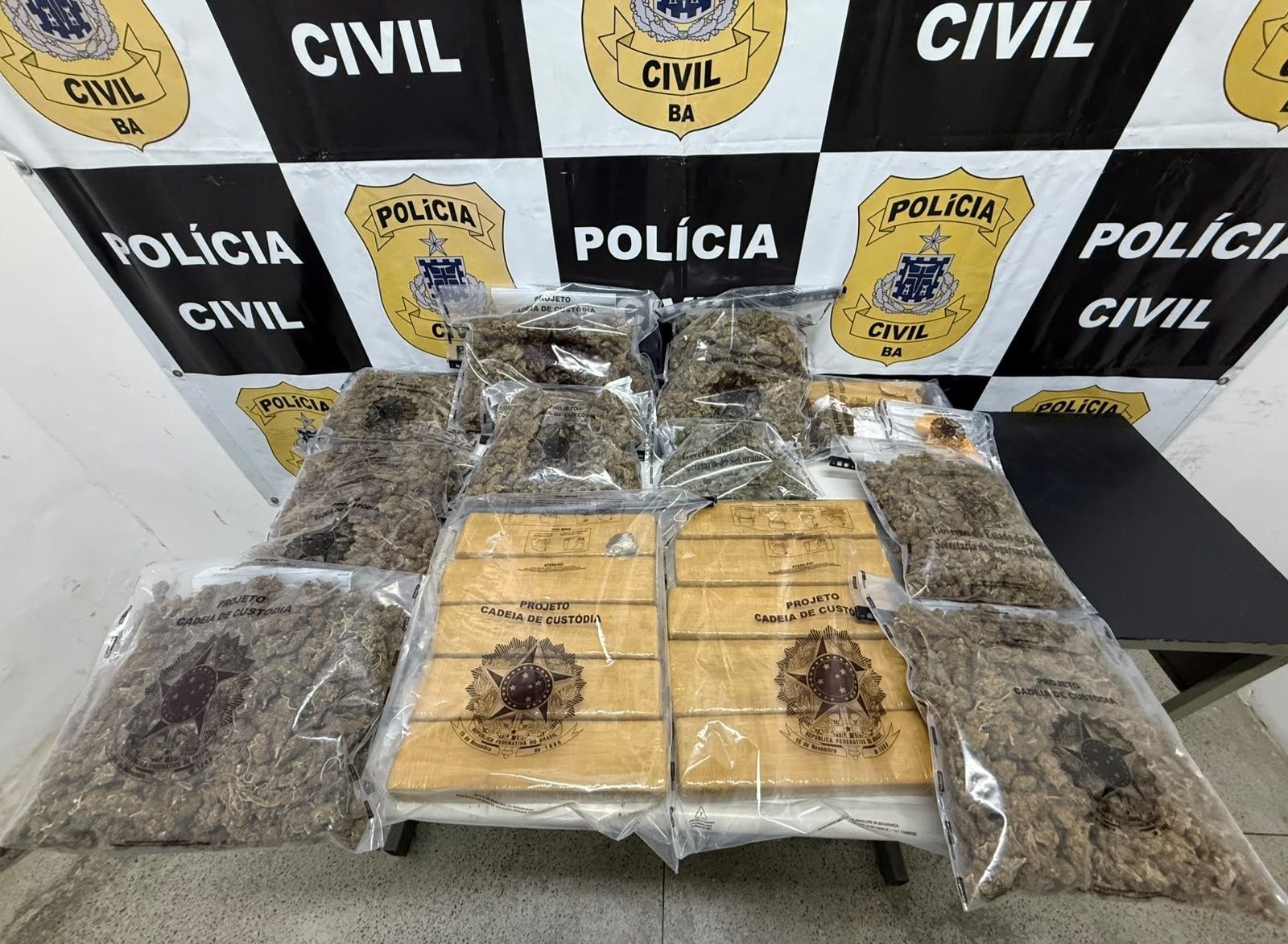 Quatro homens são presos por suspeita de tráfico de drogas no interior da Bahia; 11 celulares foram apreendidos