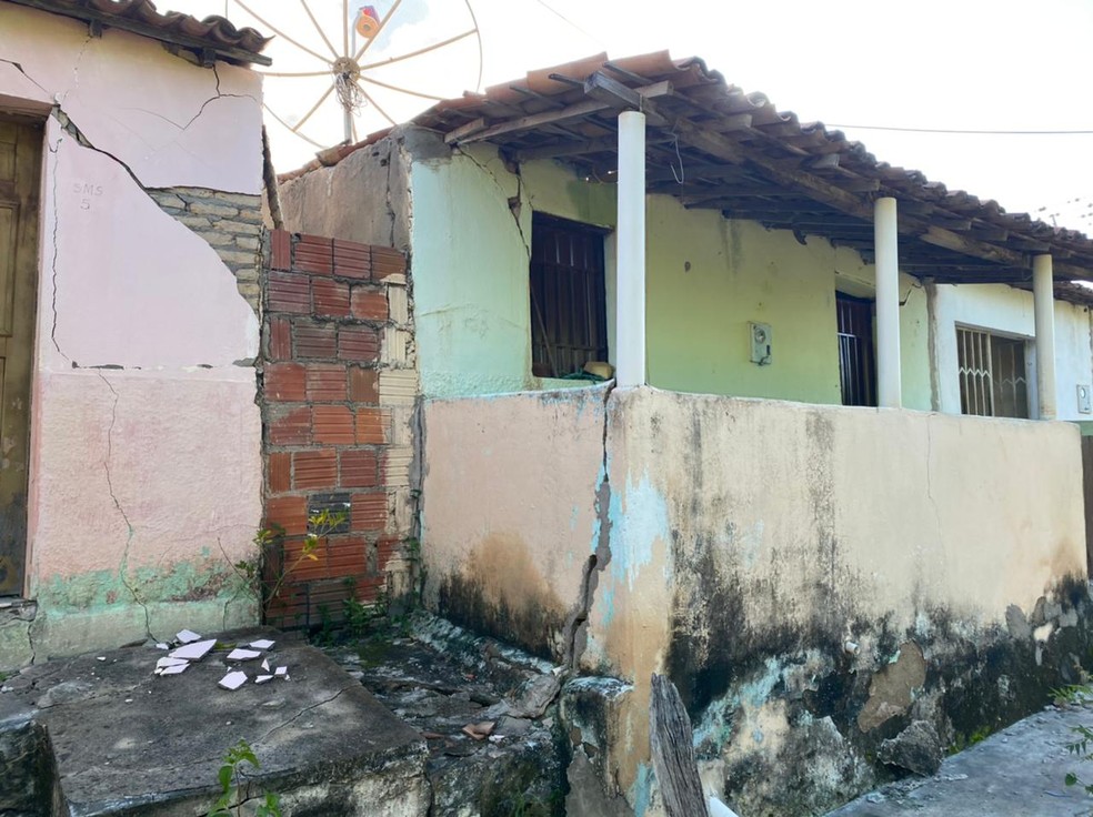 Casas tiveram que ser esvaziadas após o surgimento de rachaduras, em Missão Velha — Foto: Edison Freitas/SVM