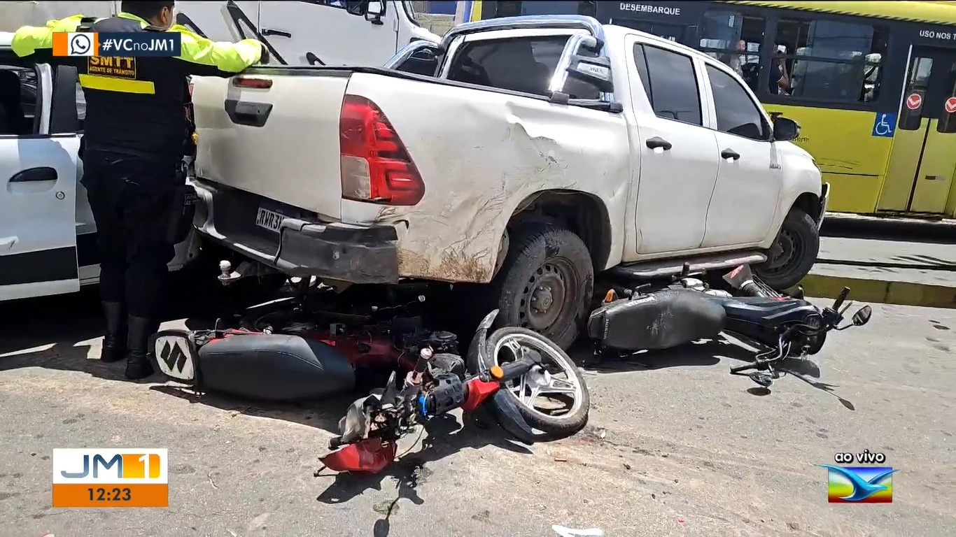 Acidente com 10 veículos trava trânsito na Av. Jerônimo de Albuquerque, em SL; vídeo mostra momento da colisão