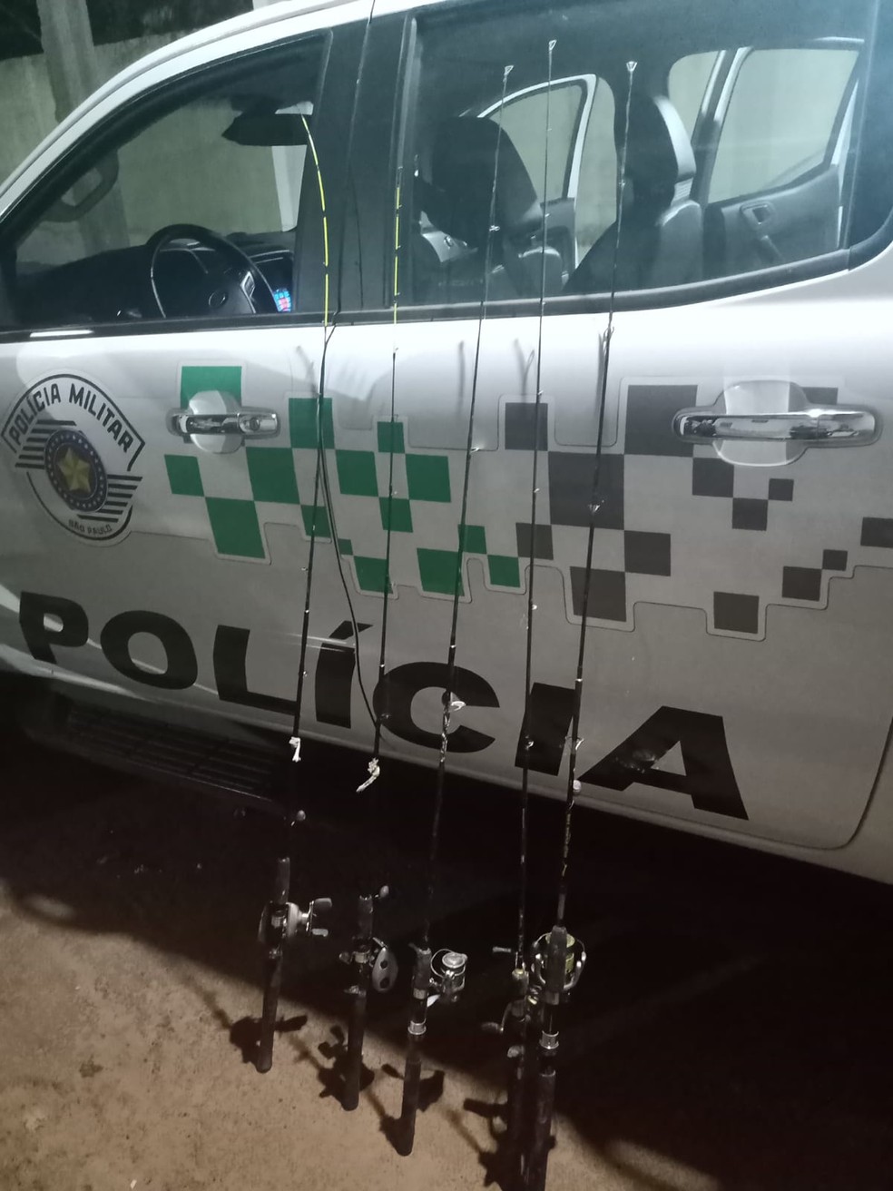 Pescadores foram flagrados em atividade ilegal no Canal do Inferno — Foto: Polícia Militar Ambiental