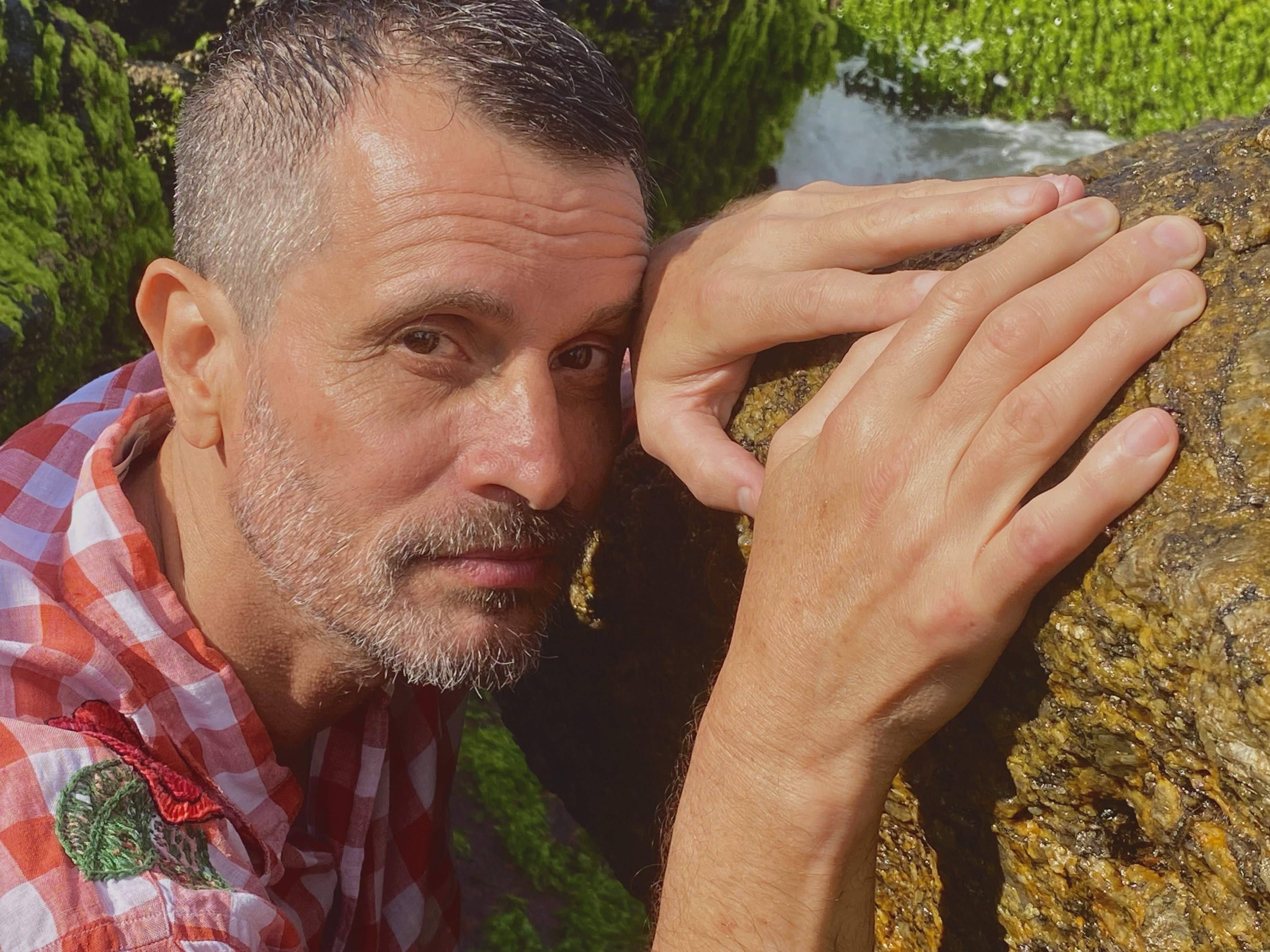 Voz da Família Roitman, Leo Tomassini é gravado por Seu Jorge e apronta o álbum solo 'Jaula de gorila' para 2026