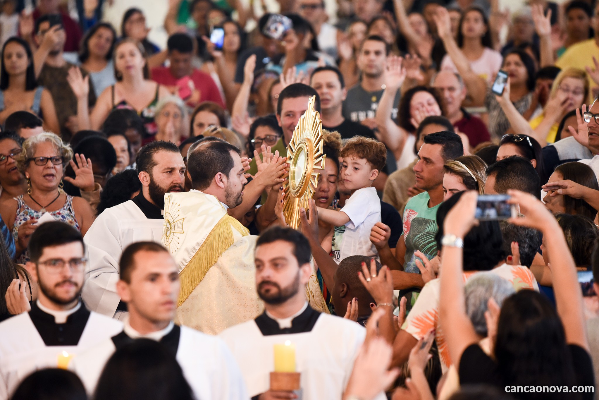 Acampamento católico com a cantora Eliana Ribeiro e mais 150 músicos espera reunir 10 mil fiéis na Canção Nova; confira a programação