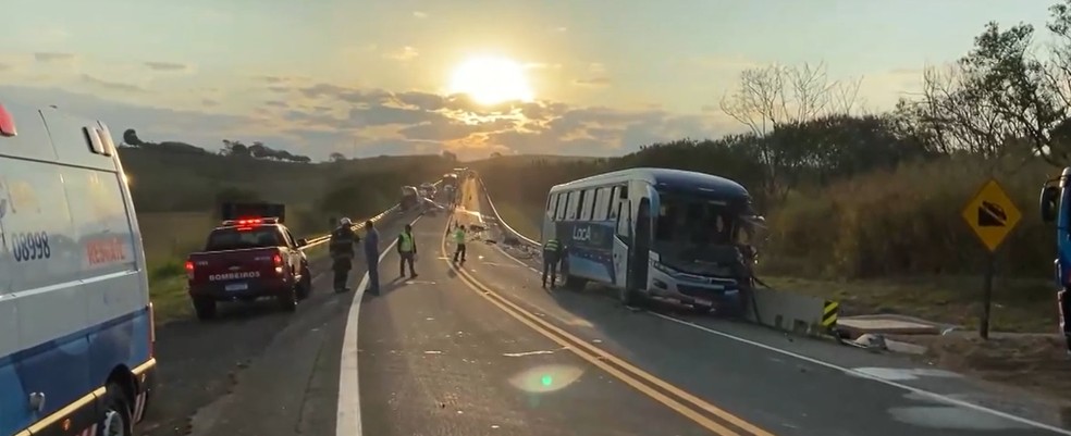 Acidente entre nibus e micro-nibus deixa 4 mortos e 10 feridos em rodovia de Ipena. — Foto: Edijan Del Santo/EPTV/Reproduo