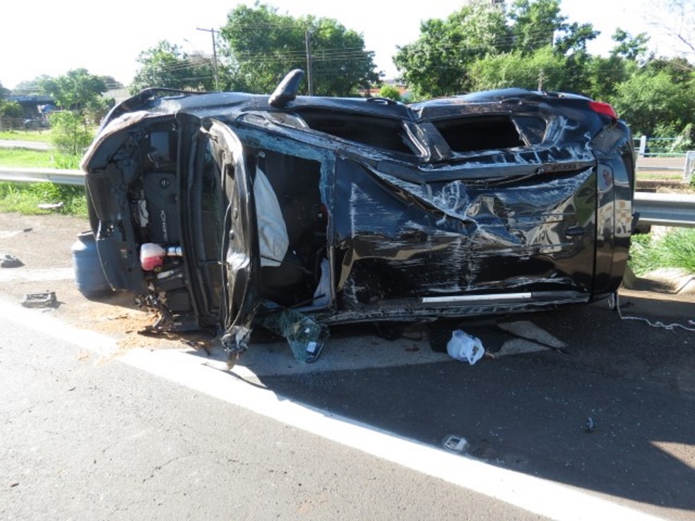 Carro capota ao bater em grade de proteção da SP-294, em Dracena (SP) — Foto: Jorge Zanoni