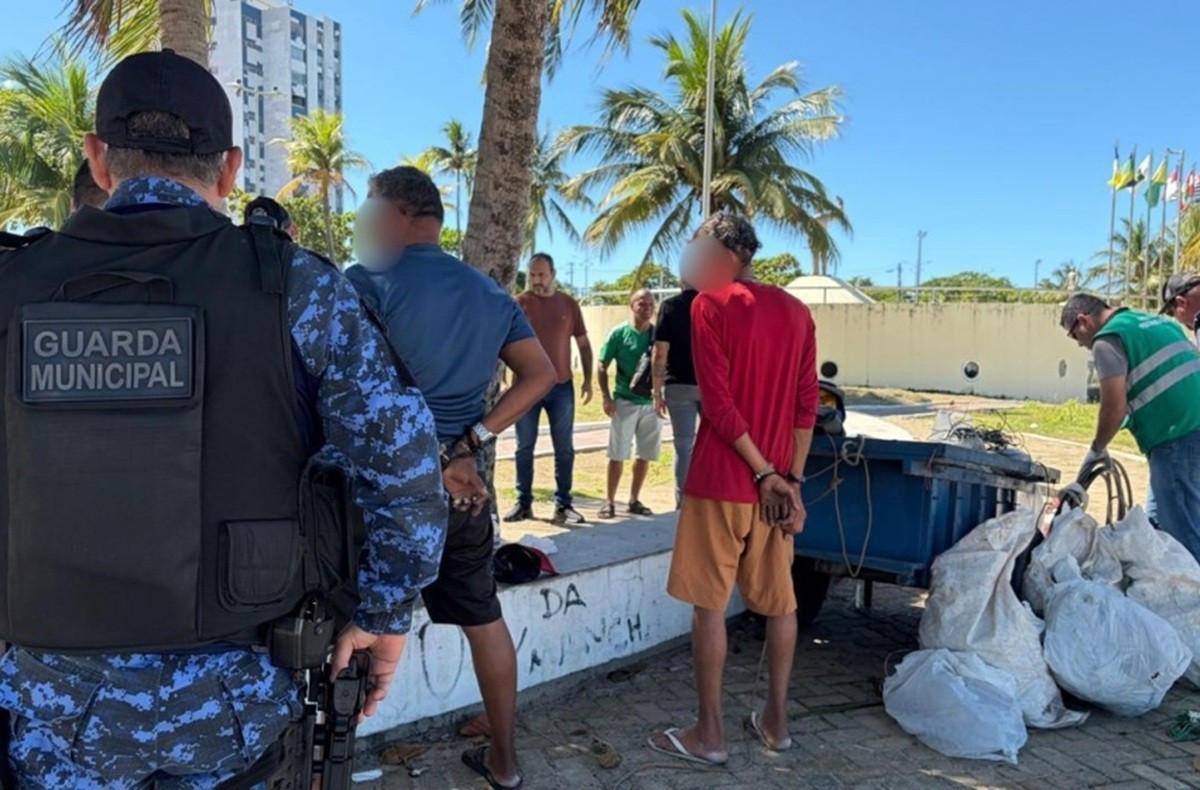 Dois homens são presos suspeitos de recepetação de cabos de energia na orla de Jaraguá, em Maceió
