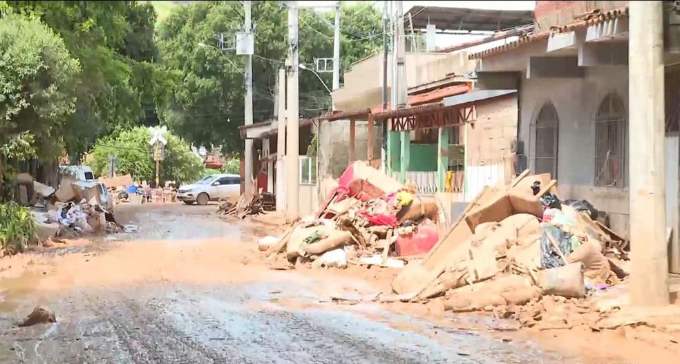 Restos de móveis, roupas e eletrodomésticos jogados nas calçadas após enchente em Mimoso do Sul, Espírito Santo — Foto: Reprodução/TV Gazeta
