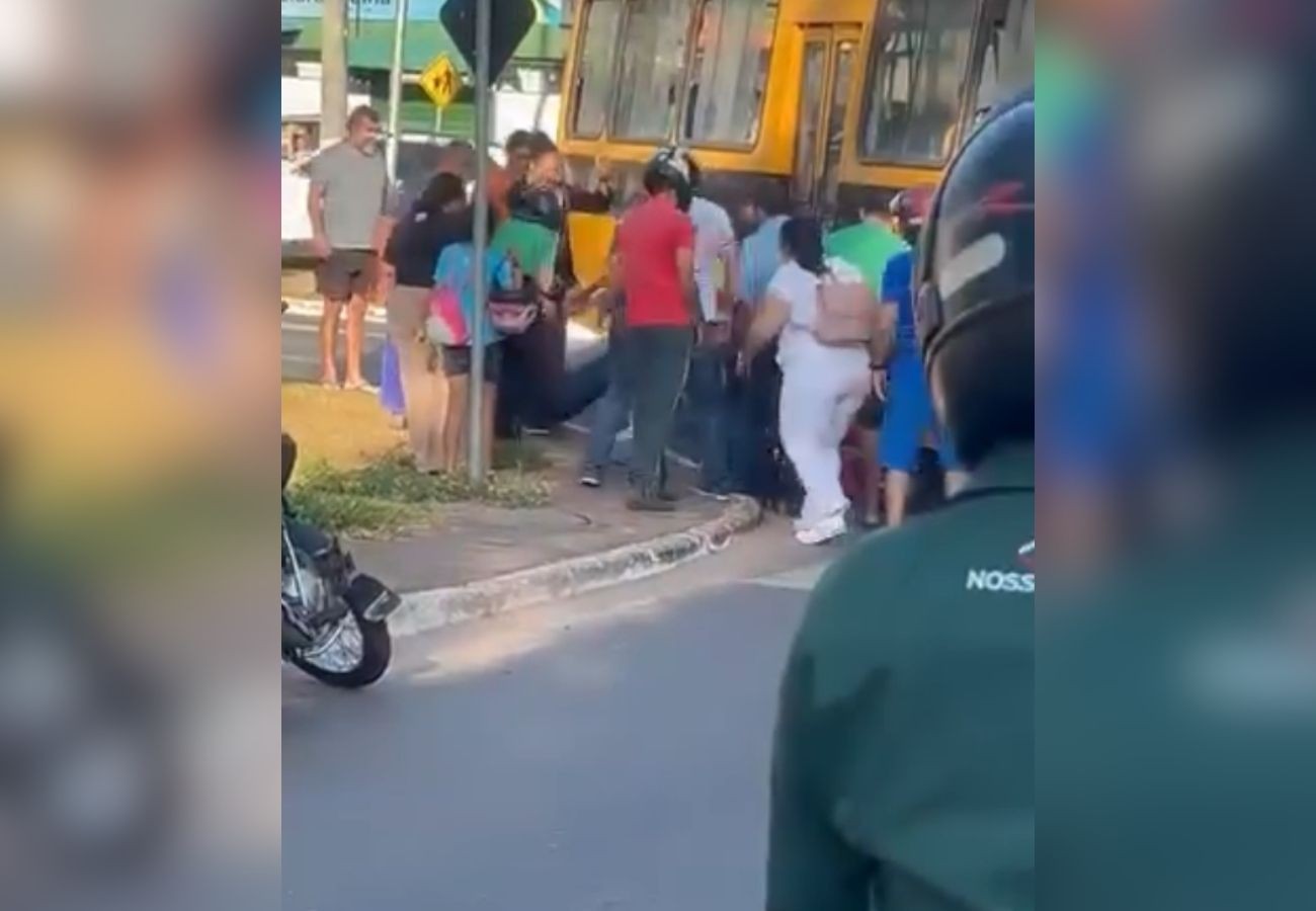 Mulher vai parar debaixo de ônibus após acidente e é resgatada com ajuda de pedestres no TO; VÍDEO
