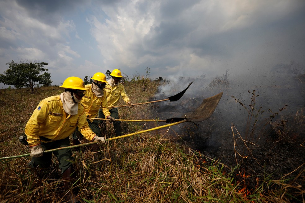 31/08/2019 - Brigadistas do IBAMA tentam controlar pontos de queimadas durante um incêndio em Apui, no Amazonas. — Foto: Bruno Kelly/Reuters