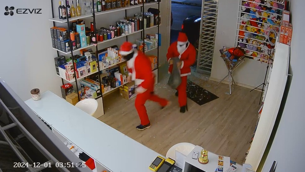 Vestidos de Papai Noel, criminosos invadem e furtam loja de eletrônicos em Cláudio, MG — Foto: Reprodução
