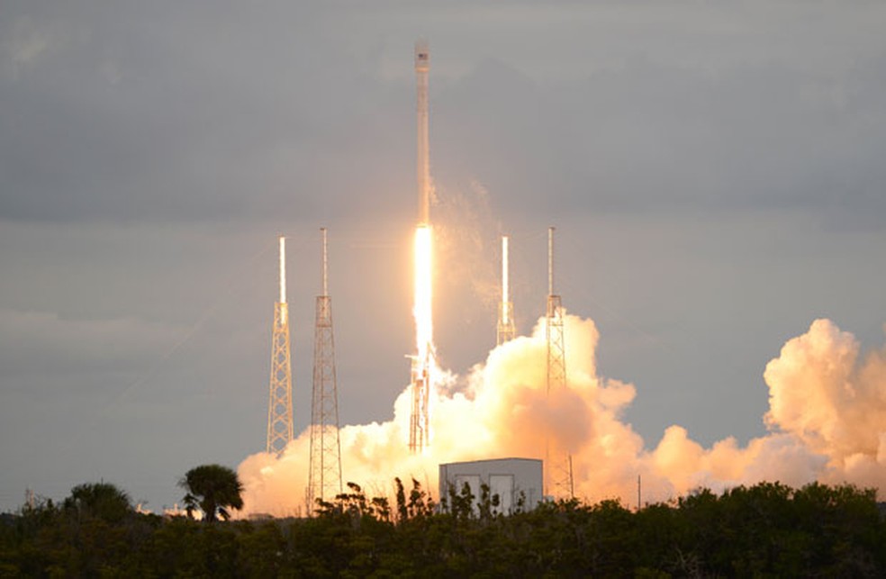 Imagem mostra momento da decolagem do foguete Falcon 9, da SpaceX, em Cabo Canaveral, na Flórida — Foto: Craig Bailey/Florida Today/AP