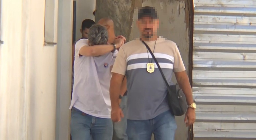 Morador suspeito de participar do crime saindo da audiência de custódia — Foto: Reprodução/TV Bahia