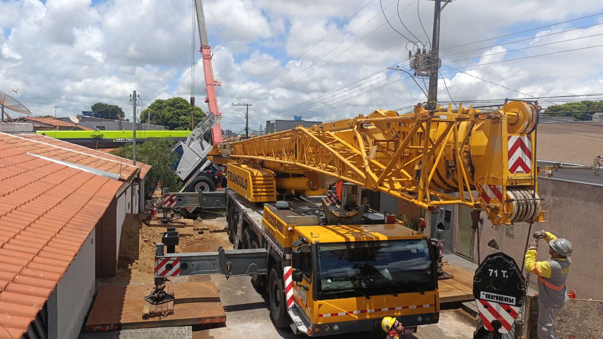 Empresa responsável por guindaste que caiu sobre 5 casas é multada em R$ 2,5 mil em Uberlândia