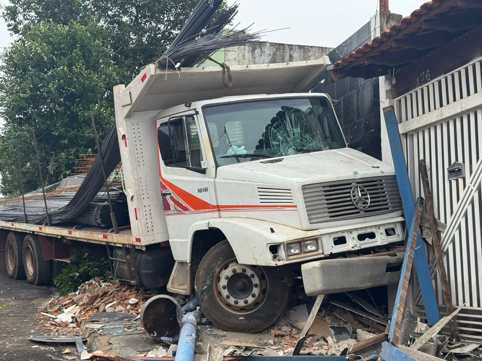 Motorista e um ajudante estavam do lado de fora do caminhão realizando o serviço de descarregamento quando veículo desceu — Foto: Adriano Baracho/TV TEM