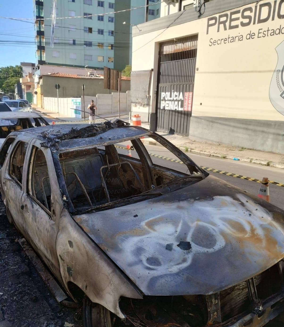 Último suspeito de envolvimento em incêndio criminoso que destruiu viaturas na porta do Presídio de Itaúna é preso 