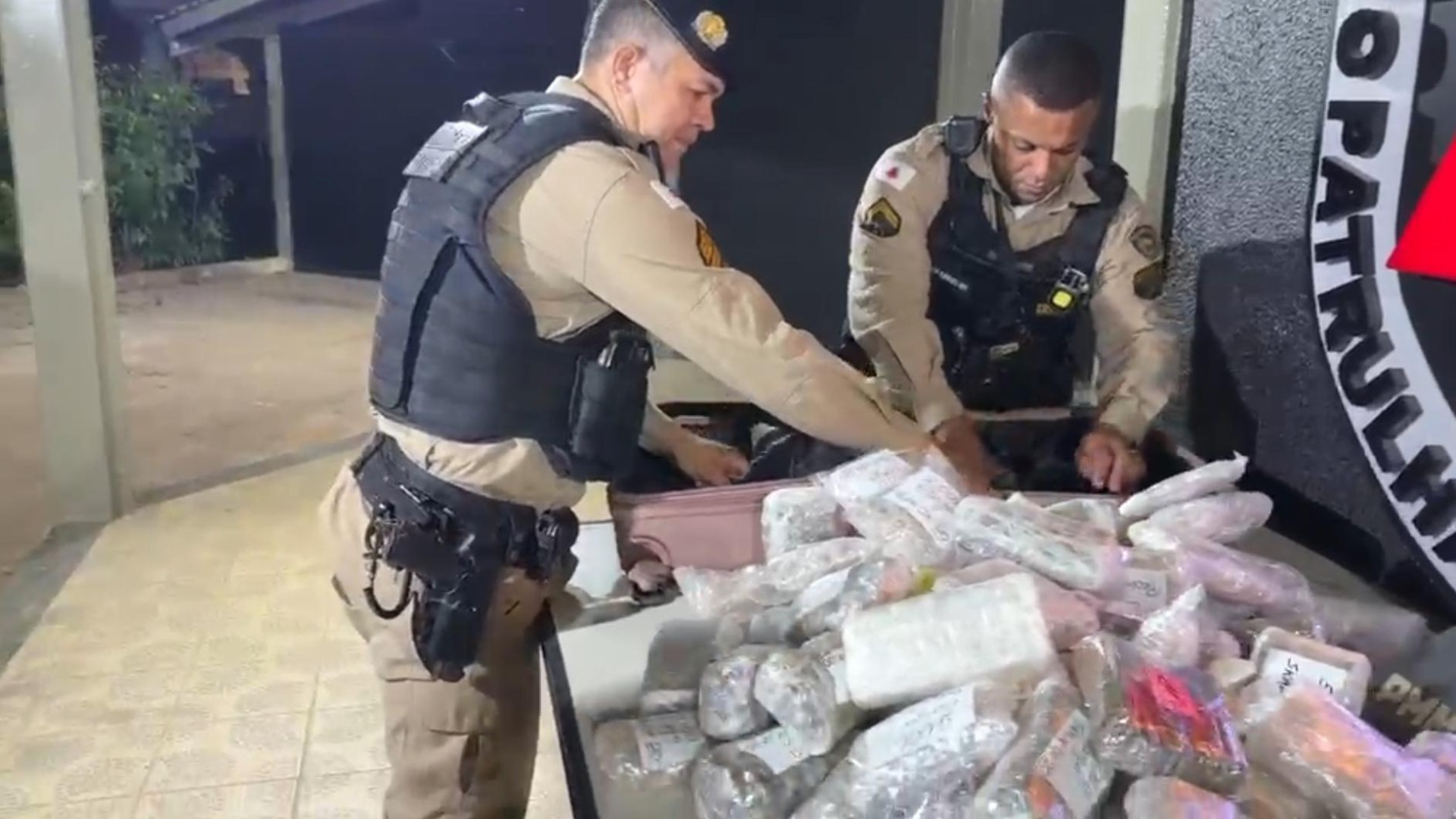 PM apreende mais de 10 mil porções de drogas escondidas em malas em Teófilo Otoni