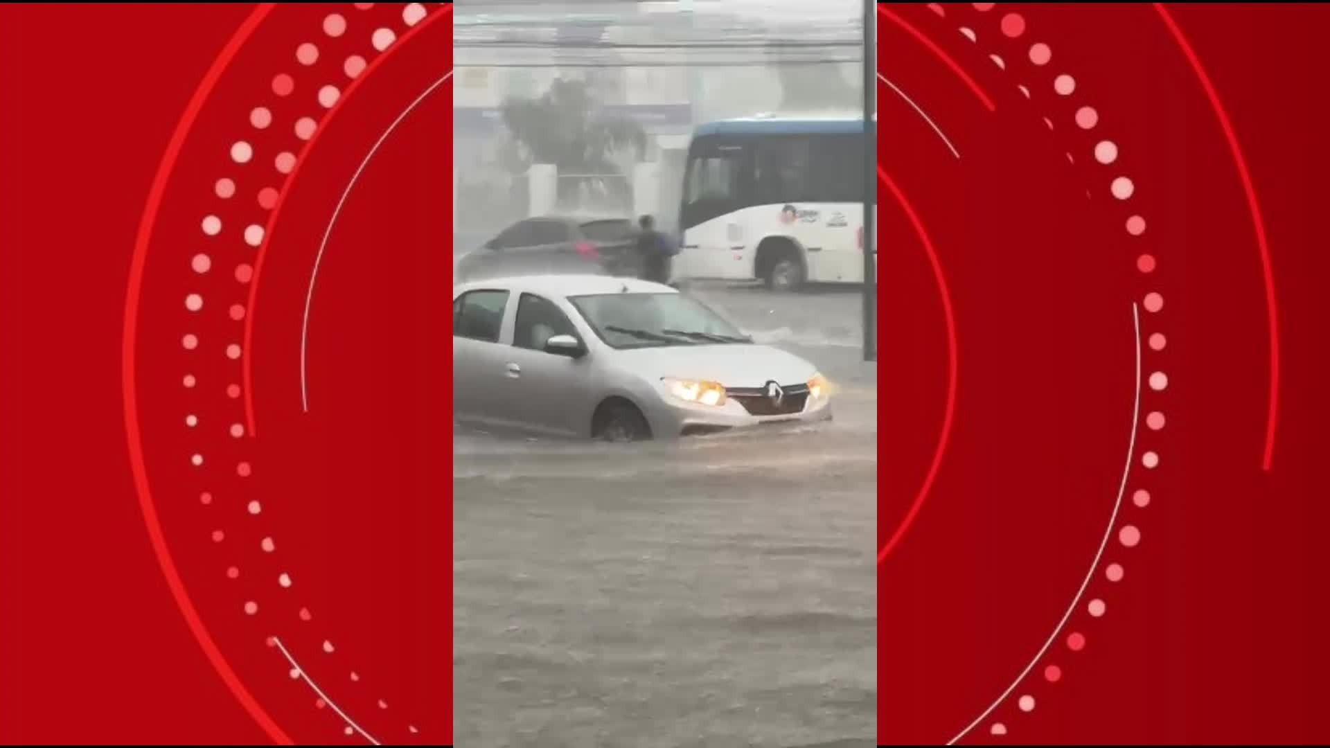 Chuva deixa várias ruas alagadas em Maceió