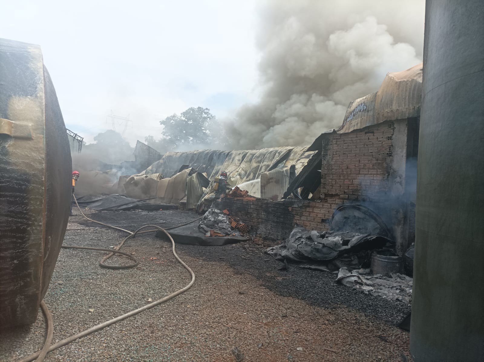 URGENTE: Incêndio DESTRÓI Indústria de Caixas D'Água em Limeira! Veja o VÍDEO