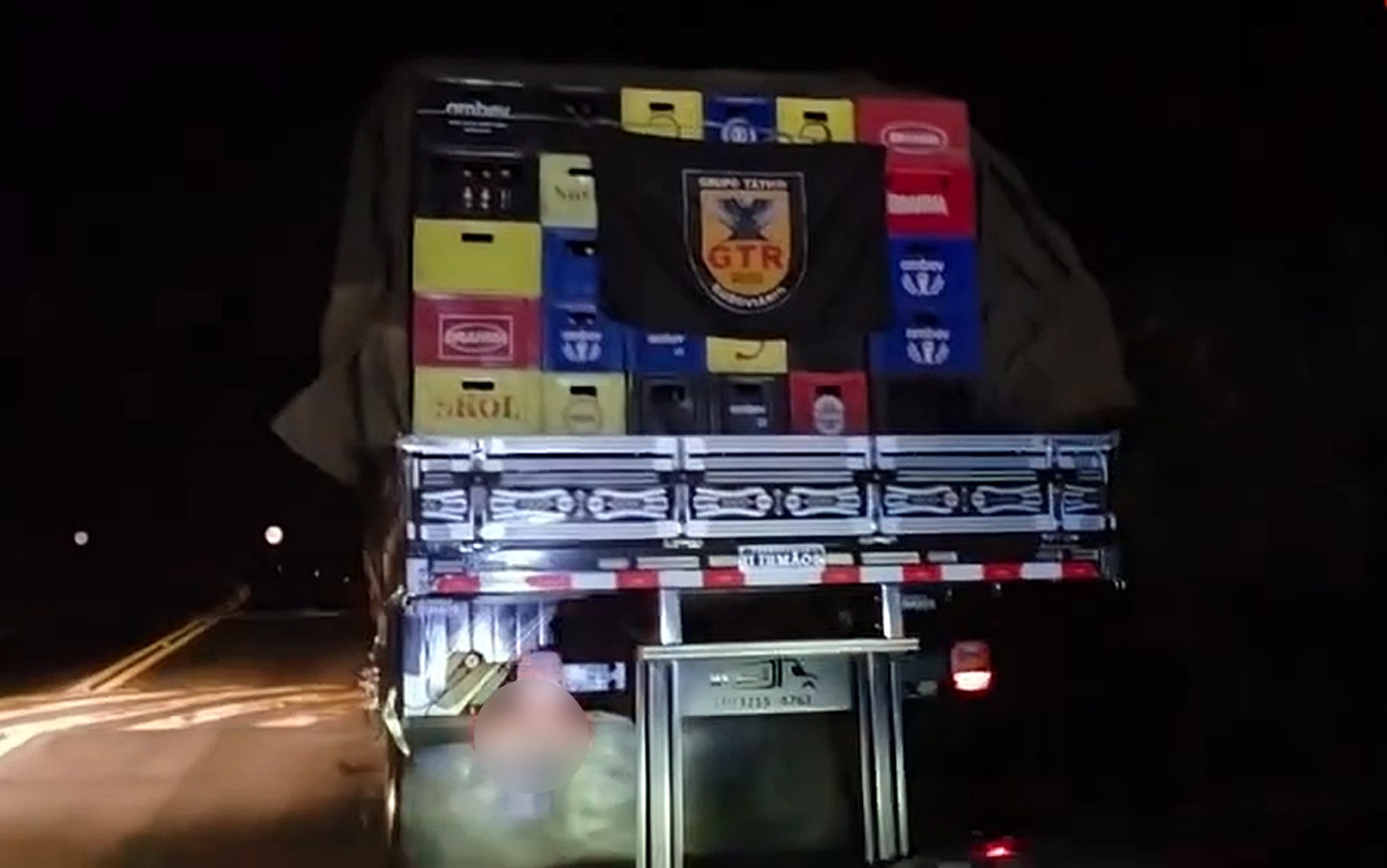 Carga com mais de 12 mil garrafas de cerveja falsificada é apreendida na MG-050, em Passos, MG