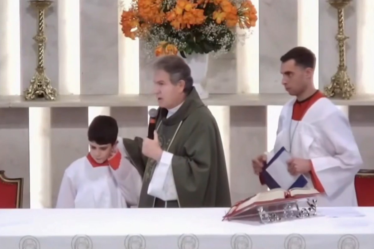 Coroinha autista estreia em missa em Curitiba e vídeo com acolhimento de padre viraliza: ‘Uma alegria muito grande no altar’ 
