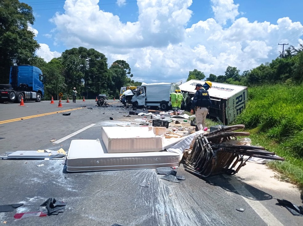 Motor de van é arrancado de veículo após grave acidente no Paraná; duas pessoas morreram — Foto: Lucas Polak/RPC Guarapuava