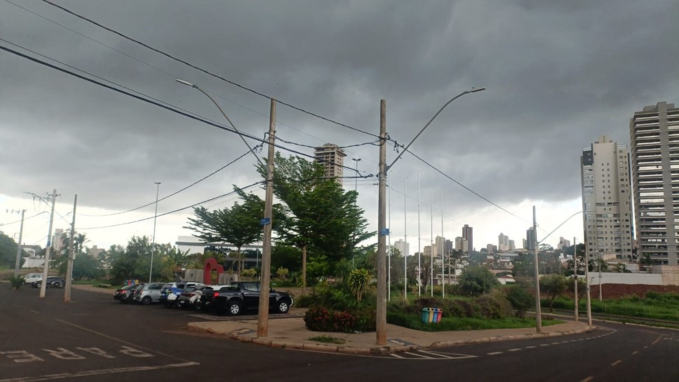 Por volta das 12h o céu já estava fechado em Uberlândia — Foto: Tânia Costta/TV Integração