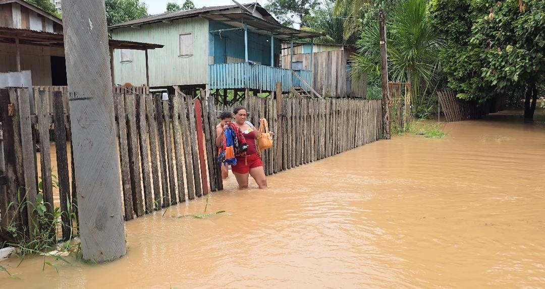 Igarapés transbordam e famílias começam a deixar áreas de risco em Rio Branco