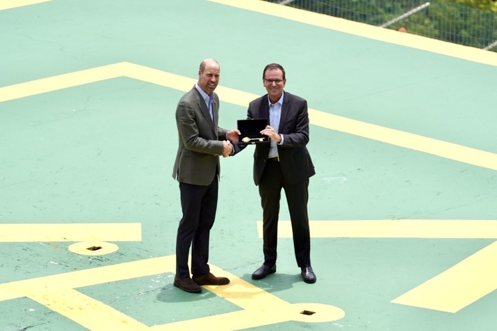 Príncipe William recebe as chaves da cidade do Rio do prefeito Eduardo Paes — Foto: Stephanie Rodrigues / g1