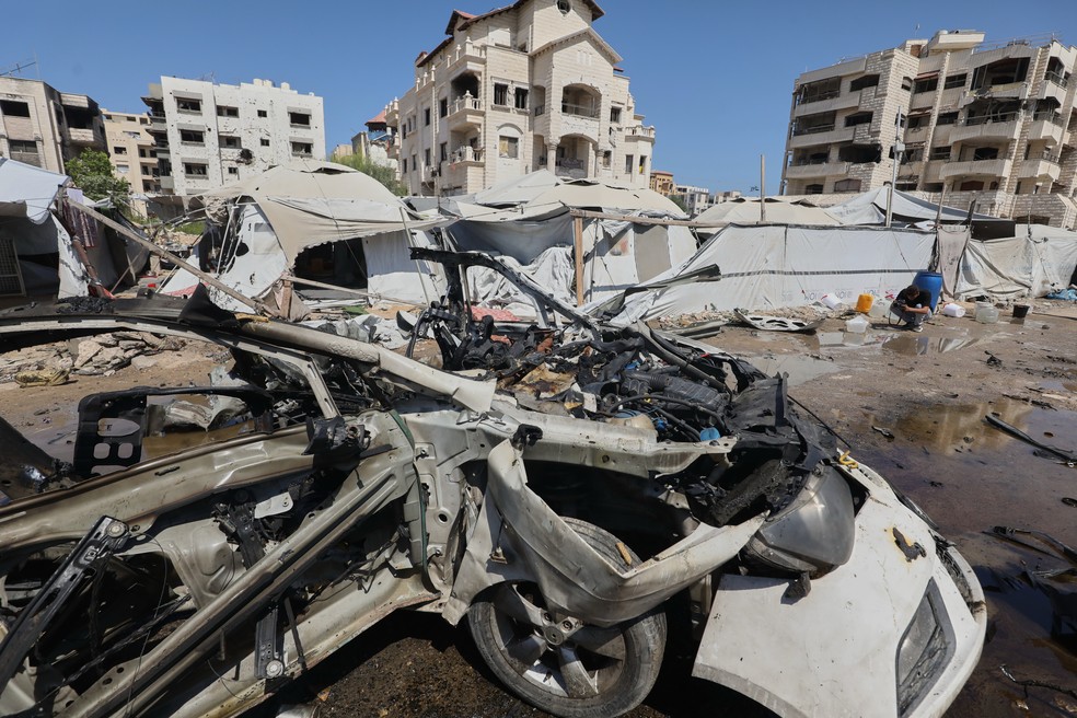 Veículo destruído fica destruído após ataque israelense à Cidade de Gaza, em 1º de setembro de 2026. — Foto: Yousef Al Zanoun/AP