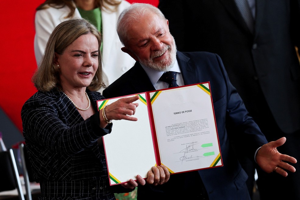 Lula dá posse a Gleisi na articulação política nesta segunda-feira (10). — Foto: Adriano Machado/Reuters