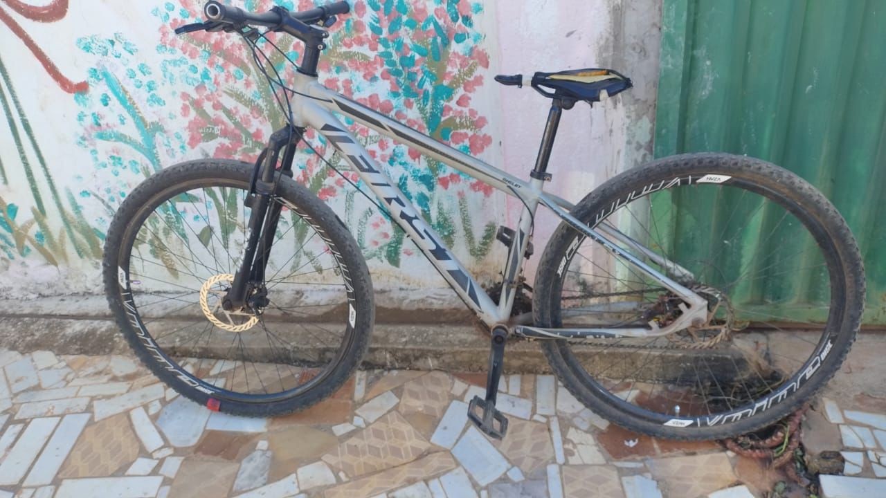 Ameaçado com faca e agredido com pauladas em assalto, ciclista corre e usa cone para tentar se defender 