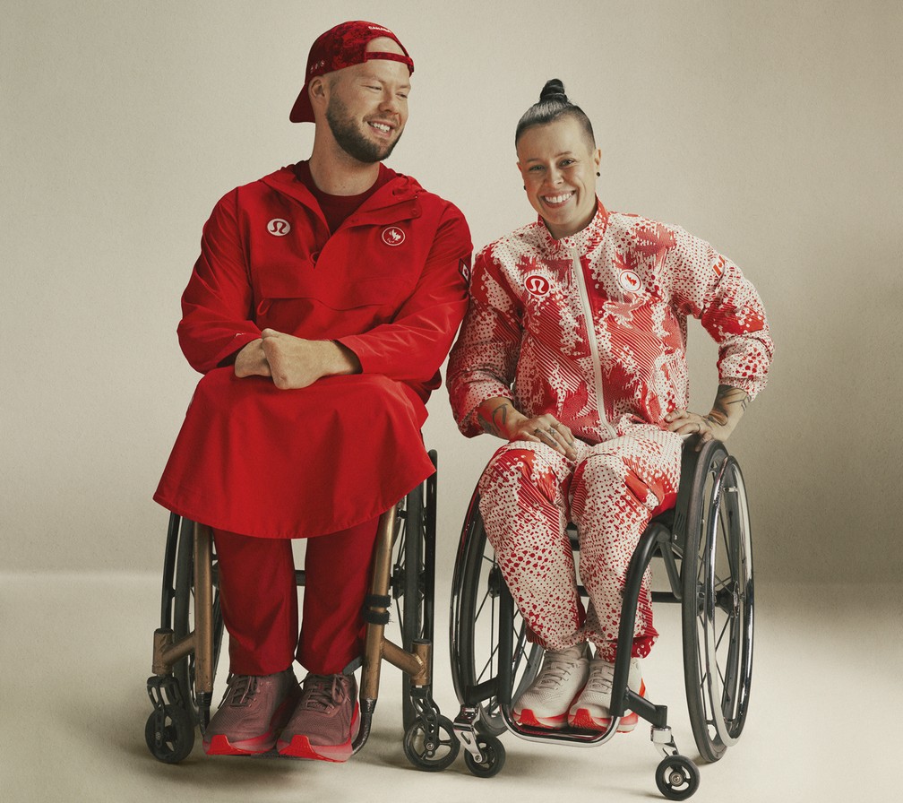 Atletas olímpicos canadenses Zak Madell, à esquerda, e Cindy Ouellet — Foto: Lululemon via AP