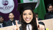 Foto: Aluna se forma sozinha após ser a única a 'passar direto' em todas as matérias da faculdade; ‘Só tinha meu chapéu voando’ 