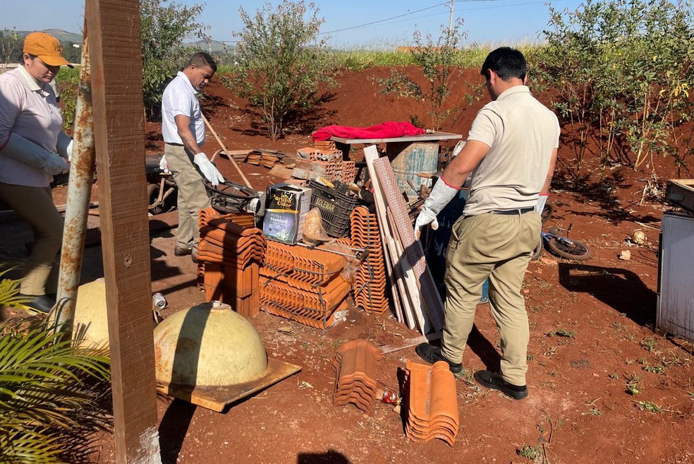 Mutirão de limpeza realizado em Cambará, em julho. — Foto: SESA-PR
