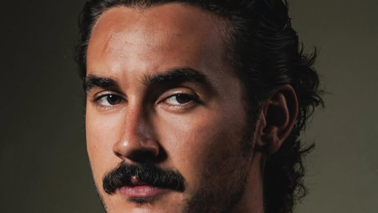 Filipe Bragança dá voz e vida em 2026 ao cantor João Raul, o ‘mozão’ do Brasil sertanejo da novela ‘Coração acelerado’ -