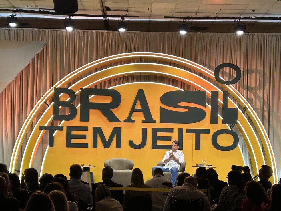 Flávio Bolsonaro no Fórum da Liberdade, em Porto Alegre — Foto: Diego Nuñez/ g1