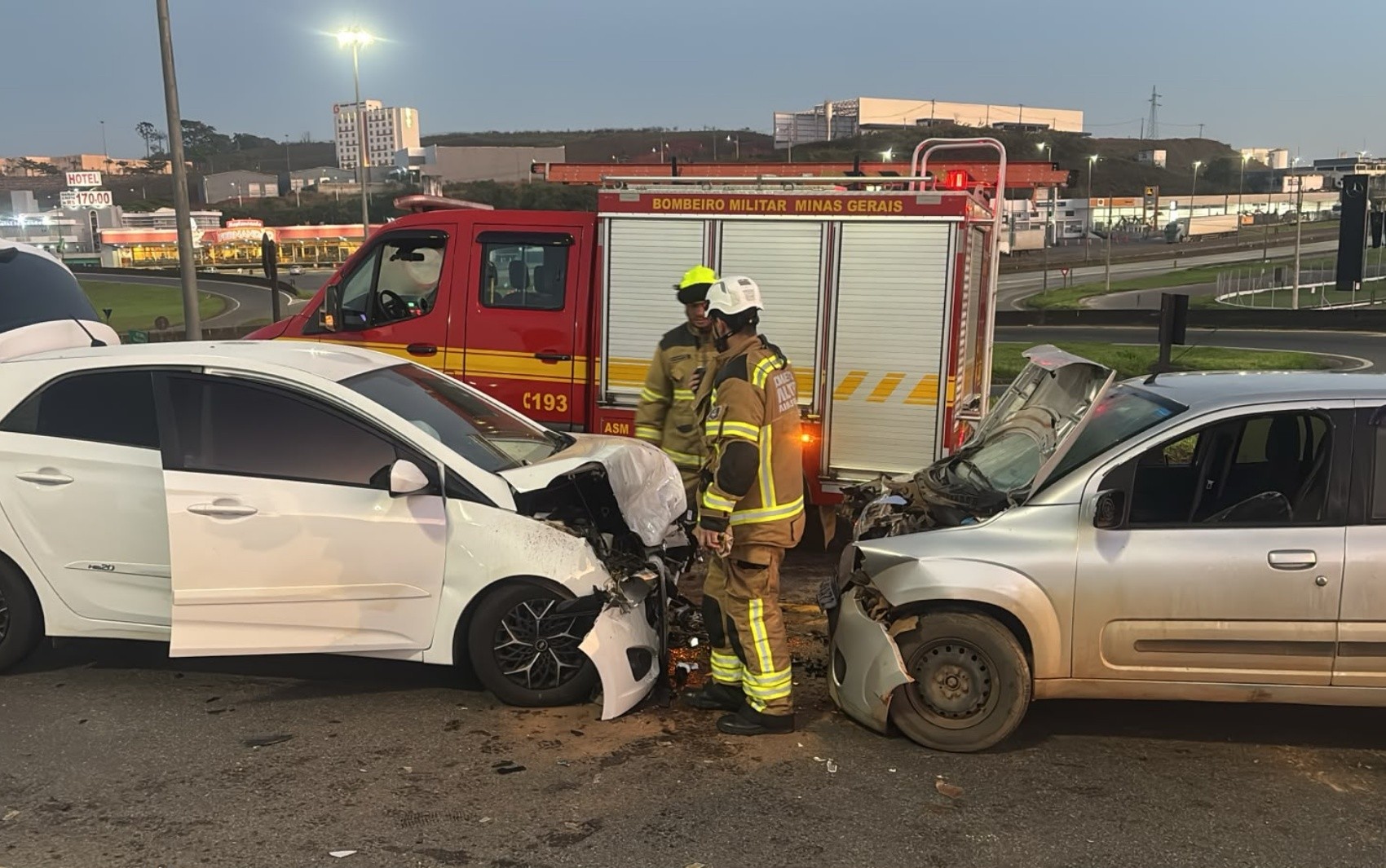 Cinco pessoas ficam feridas em batida de frente na Rodovia Fernão Dias, em Pouso Alegre, MG