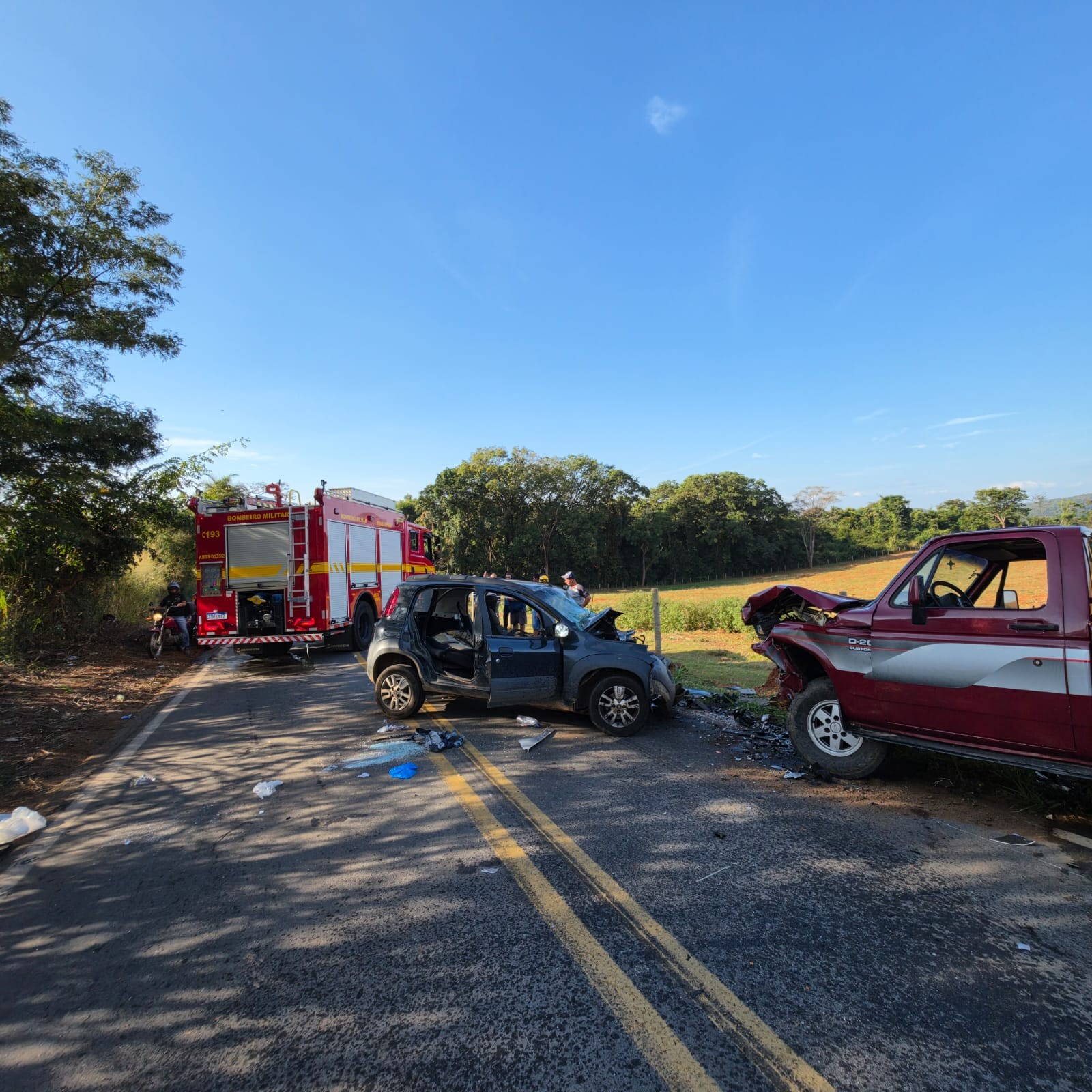 Motorista fica preso às ferragens após carro bater de frente com caminhonete na LMG-818, em Pará de Minas 