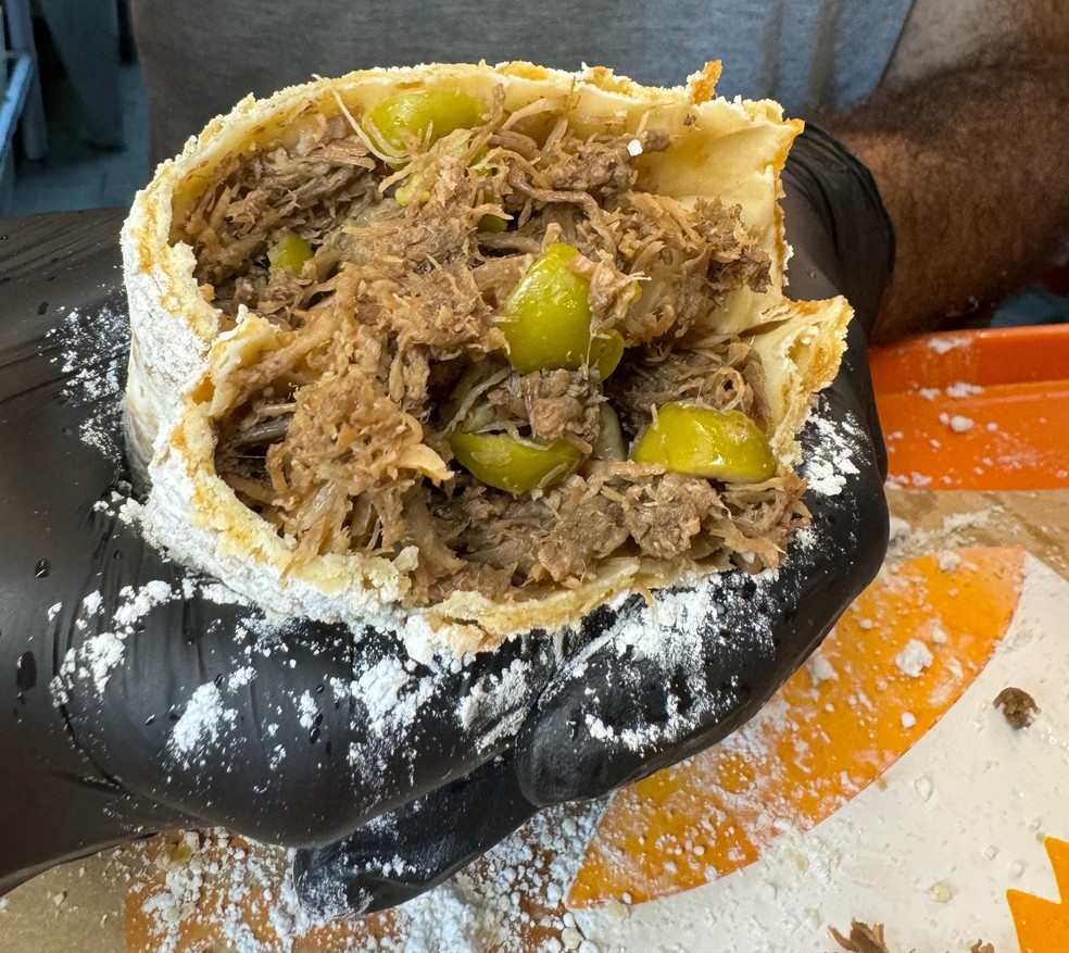 Pastel de carne com açúcar no São João de Campina Grande — Foto: Erickson Nogueira/g1
