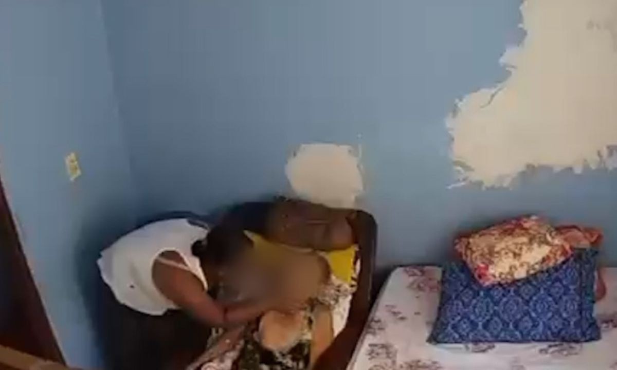 Família flagra maus-tratos a idosa na Bahia; câmera escondida registrou agressões