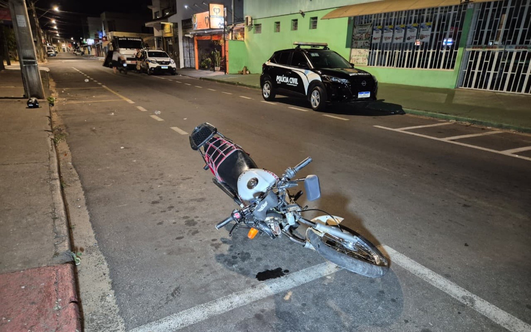 Dois jovens ficam feridos após moto bater contra poste em Passos, MG