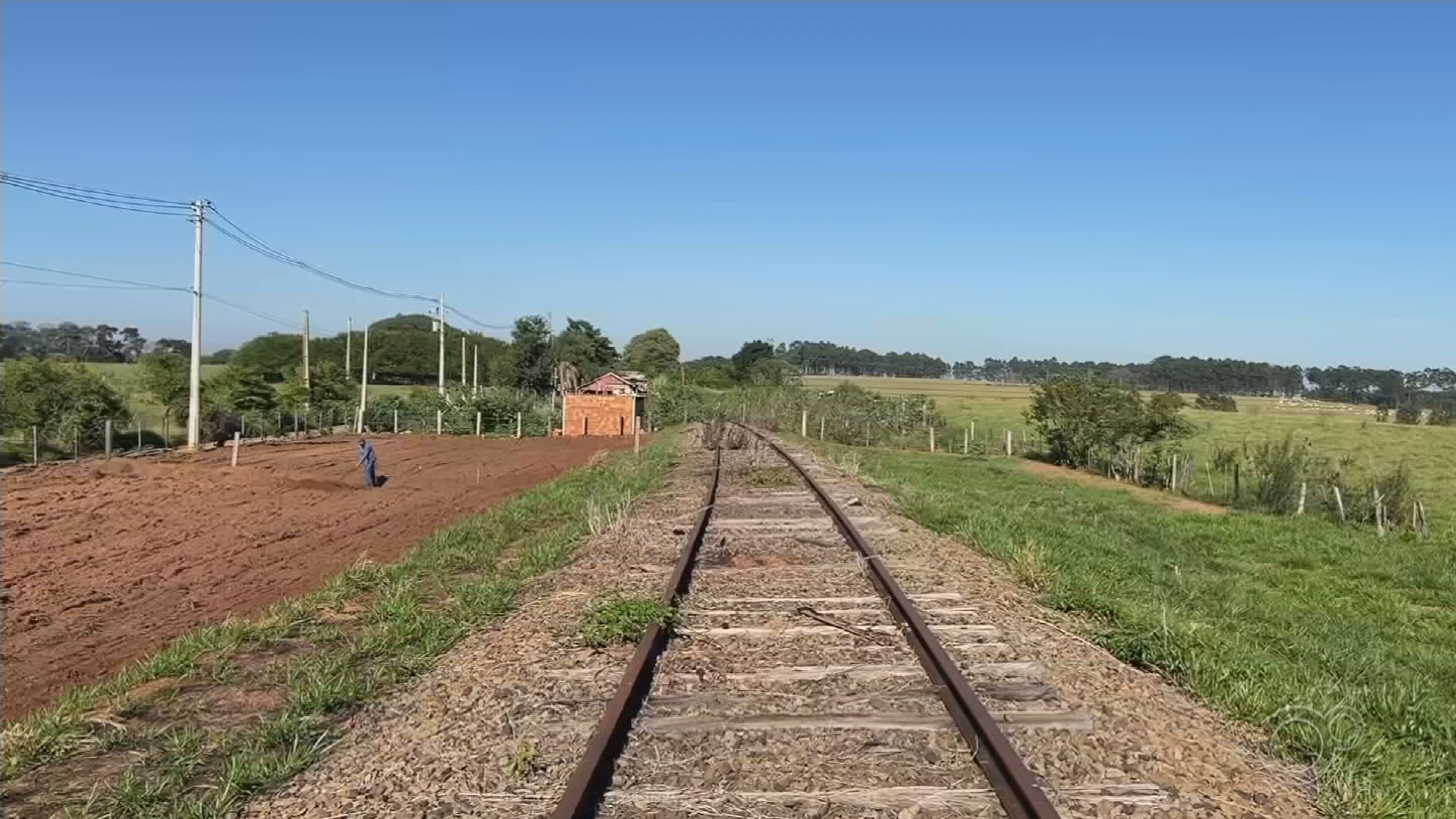 Justiça determina que ao menos 30 famÃlias desocupem área à s margens de ferrovia em Oriente