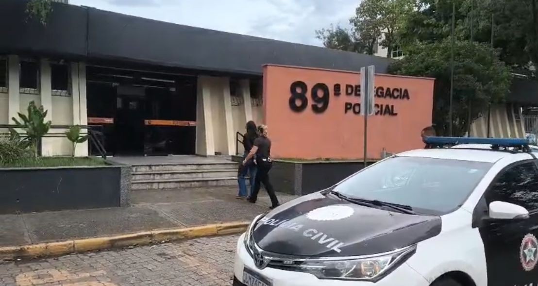 Jovem é presa por suspeita de matar homem a facadas em Resende