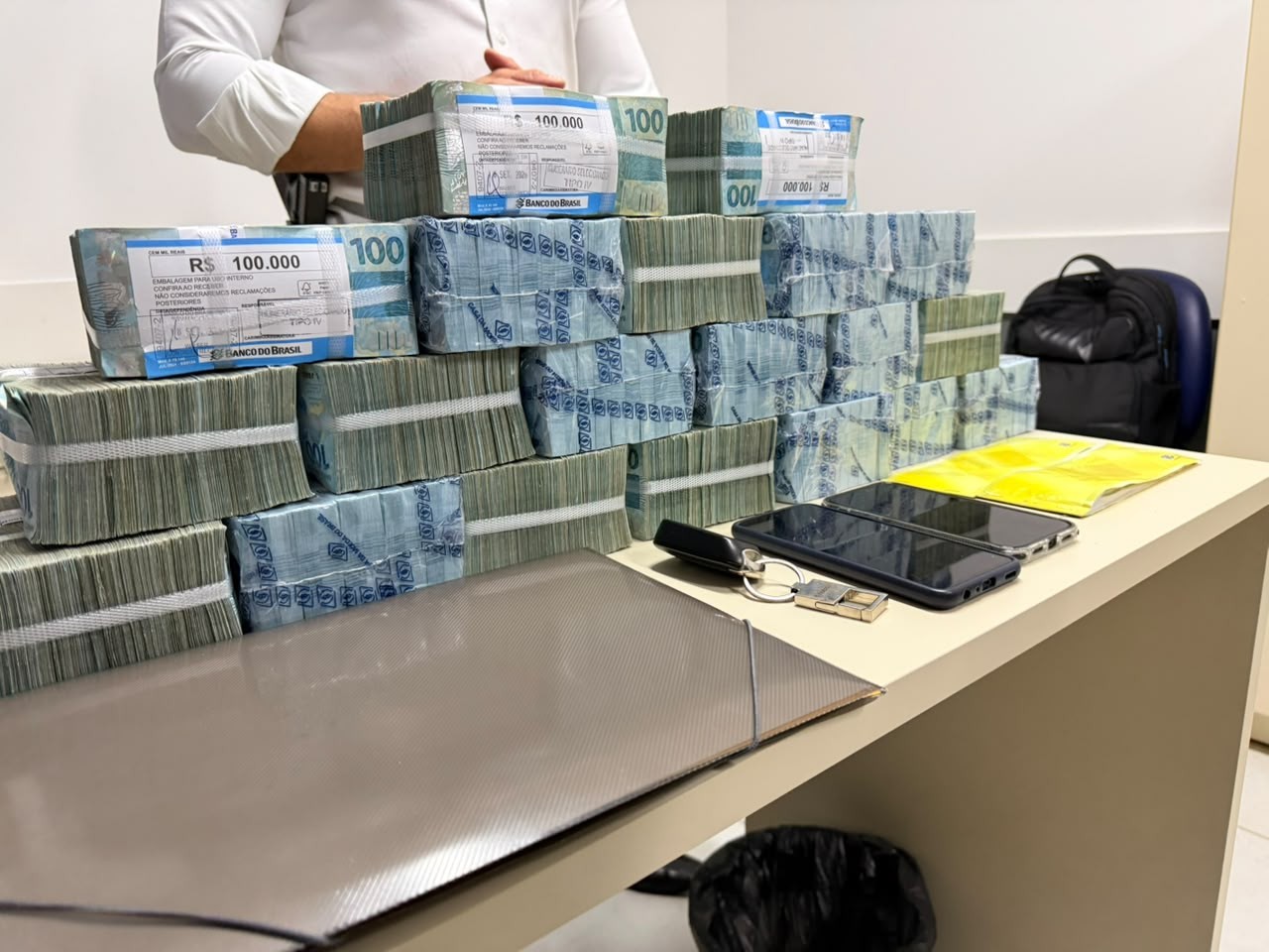 Dois homens são conduzidos com cerca de R$ 2 milhões em espécie após saque em banco de Maceió