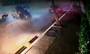 VÍDEO: Troca de tiros entre PM de folga e assaltantes no trânsito deixa suspeito morto em rua movimentada da Zona Sul de SP