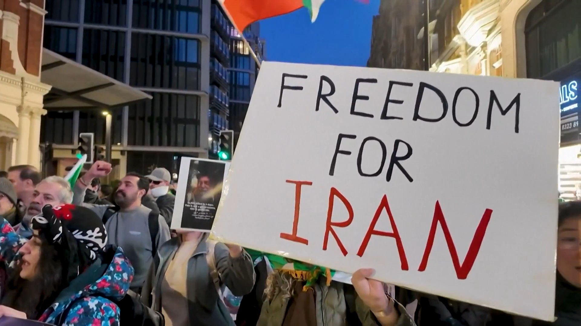 Bloqueio de internet isola iranianos, e repressão a protestos deixa milhares de mortos